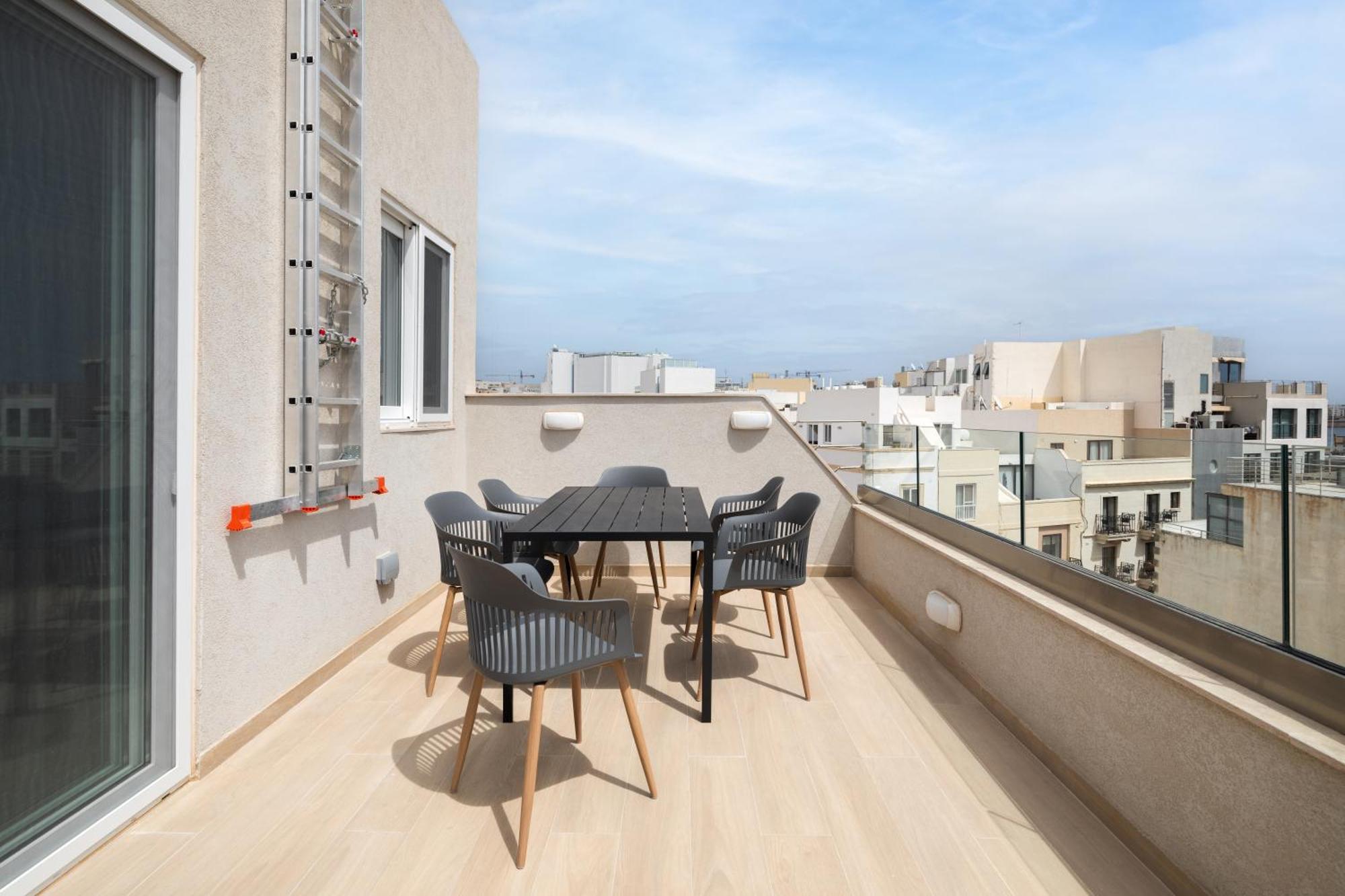 Apartamento Modern 2br Duplex Penthouse With Front Balcony And Large Terrace - Close To Saint Julians & Sliema *
